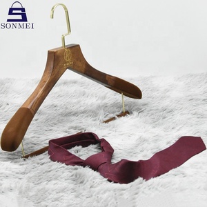 Percha de <span class=keywords><strong>madera</strong></span> antideslizante de terciopelo marrón antiguo, colgador de traje ancho de lujo, negro - Product Image 5