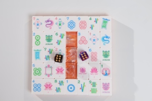 Ensemble de Mahjong de style américain en acrylique rose, moderne, luxueux, pliable, écologique, durable, 160 tuiles pour quatre joueurs, personnalisable - Product Image 5