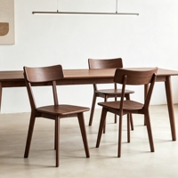 Fabricant de chaises de salle à manger en bois massif avec dossier incurvé et pieds coniques, fournisseur de meubles en gros pour contrats