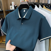 T-shirt à manches courtes pour homme, col uni en heather, bordure contrastante bicolore sur le col et les poignets, fermeture boutonnée, coupe ajustée légère