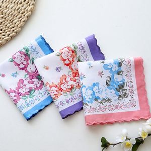 Mouchoirs à bords festonnés pour femmes et jeunes filles, en pur coton, imprimé floral rustique, vente en gros - Product Image 3