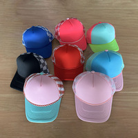 Topi Trucker Wanita Berkualitas Tinggi Motif Permen Natal Gaya Tongkat, Bermotif Kotak Tiga Warna, Berbahan Busa Mesh Bergaris dengan Logo Kustom
