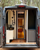 Kit de conversion de fourgon de luxe en camping-car : intérieur avec lit double fixe, toilettes coulissantes, douche, canapé, dinette, plafond en bois, kit autonome hors réseau
