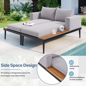 Chaise longue d'extérieur 2-en-1 élégante, moderne et confortable, grise, avec plateau en bois et espaces latéraux, pour bord de piscine - Product Image 4