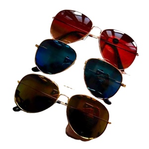 Lunettes de soleil à monture dorée directe d'usine UV400 lunettes décoratives d'attribut optique avec protection UV pour adultes enfants modèle 3026 - Product Image 6