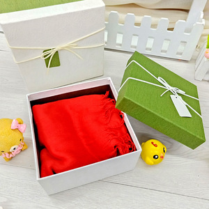 Caja de Regalo Cuadrada Minimalista Autoarmable de Cartón Ecológico con Cinta y Lazo, Hecha con Materiales Reciclados, para Regalos de Ropa - Product Image 2