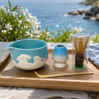 Service à thé matcha en céramique bleu lac avec motif vague en relief, personnalisé OEM, avec bec verseur et support pour fouet, bol brillant pour les amateurs de matcha à domicile