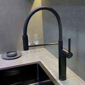 Grifo de un solo mango Popular Cabezal de pulverización de 2 funciones y aireador giratorio Mezclador de fregadero Grifo de manguera flexible Montado en cubierta Extraíble - Product Image 1