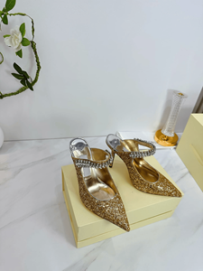 Escarpins Jimmy tendance avec chaîne de diamants et décoration de bracelet, talons aiguilles ajustés, dessus orné de diamants étincelants - Product Image 1