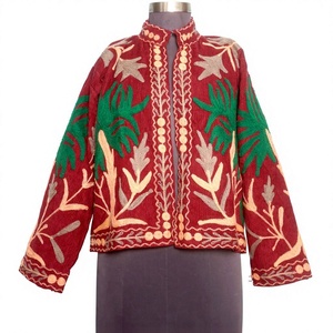 Chaqueta Acolchada Suzani Maroon Hecha a Mano con Bordado Floral para Mujer, Transpirable, Gruesa, Cálida para Otoño e Invierno, Ideal para la Playa - Product Image 1