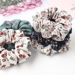 Scrunchie para el cabello para mujer, accesorios para el cabello de gasa con estampado Floral, círculo clásico de margaritas pequeñas y frescas - Product Image 3