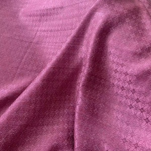 Tessuto Jacquard in Seta Lucida Intrecciata con Motivi Geometrici e <span class=keywords><strong>Lurex</strong></span> Metallico Argento per Abbigliamento Uomo e Donna, Pantaloni, Pigiami, Camicie - Product Image 3