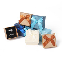Boîte à bijoux carrée avec couvercle nœud papillon, motif uni, pour bagues et boucles d'oreilles, boîte de rangement pour alliances, coffret cadeau, emballage personnalisé pour bijoux