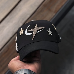 Cappellini da Baseball Personalizzabili con Ricamo 3D, Etichette Metalliche con Strass, Visiera in Cotone Scamosciato e Fodera in Raso - Product Image 5