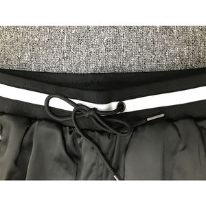 Pantalones cortos de baloncesto negros personalizados Bolsillo con cremallera Pantalones cortos de baloncesto deportivos de alta calidad - Product Image 4