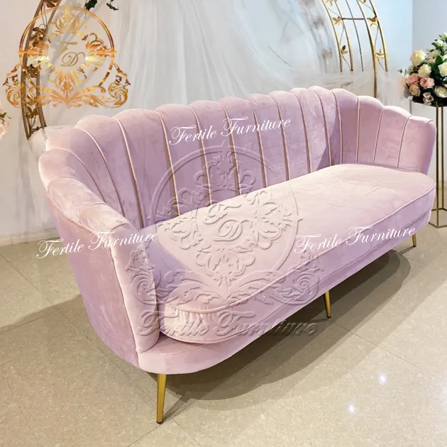 Canapé en velours rose, décoration de mariage d'hôtel de luxe, pour la mariée et le marié