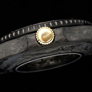 Montre de sport automatique 2025 Black Gold Premium en fibre de carbone personnalisée, affichage de la date, légère (50g) - Product Image 4