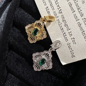 Colgante de Plata S925 Tallado, Estilo Retro Francés, Elegante, con Diseño Personalizado, Circonita Verde, Amuleto Único - Product Image 1