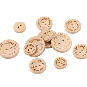 Botones de madera redondos, de madera natural, grabados a mano con amor, ecológicos, para ropa infantil. - Product Image 1