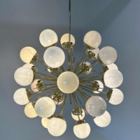 Superbe lustre spoutnik en verre de Murano et laiton moderne du milieu du siècle avec 30 sphères en verre irisé pour salon chambre à coucher