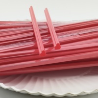 Pailles en plastique jetables roses et rouges