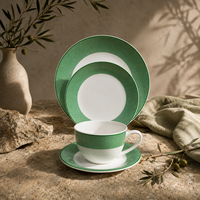Vaisselle en céramique JQY, fournitures OEM, assiettes à dîner personnalisées avec bordure verte, collection en gros, vaisselle en porcelaine pour restaurants