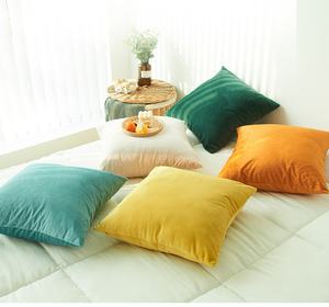 بسعر الجملة رخيص 45*45 مربع متعدد الألوان سائب بلون سادة سادة سادة غطاء وسائد رمي مخملية - Product Image 2