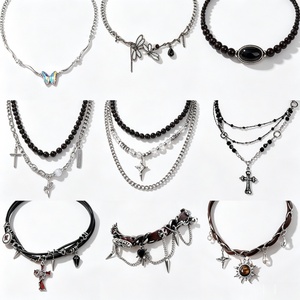 Collier croix gothique robuste en alliage, style punk, chaîne superposée, pour accessoires rétro tendance, bijoux de mode pour femmes - Product Image 1