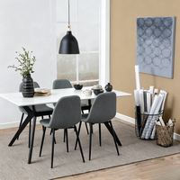 Table à manger rectangulaire moderne et contemporaine, plateau aspect marbre mat/brillant avec pieds en métal noir, capacité 6 personnes, mobilier de maison