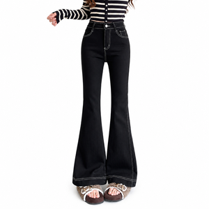 <span class=keywords><strong>Jean</strong></span> évasé taille haute contrastant pour femme, en denim <span class=keywords><strong>noir</strong></span> esthétique avec détails de surpiqûres blanches - Product Image 1