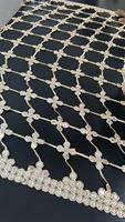 Tissu en dentelle ajourée de luxe avec des détails élégants, idéal pour les robes de mariée, les saris, les lehengas et les tenues de créateurs