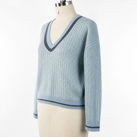 Pull en tricot pour femme OEM ODM, col en V, bordure rayée contrastée, manches longues, texture côtelée, style preppy, pull en tricot pour femme