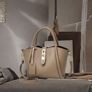 Grand sac bandoulière homme imperméable en nylon Dyneema idéal pour les voyages, le sport et le travail - Product Image 3