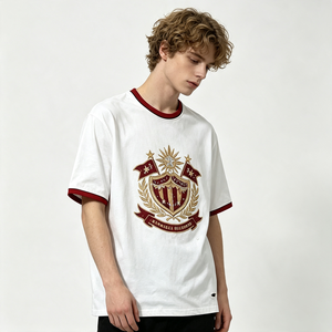 <span class=keywords><strong>เสื้อ</strong></span>ยืดคอกลมทรงริงเกอร์สีขาวแต่ง<span class=keywords><strong>ขอบ</strong></span><span class=keywords><strong>แดง</strong></span>ปักเลื่อมลายตราโรงเรียนสไตล์วินเทจผ้าฝ้ายสำหรับผู้ชาย - Product Image 2
