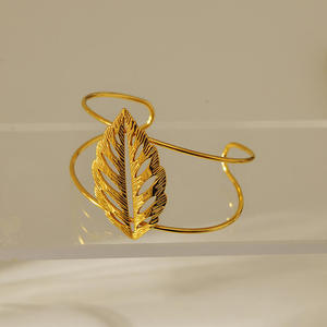 สร้อยข้อมือสแตนเลสชุบทองมีสไตล์ใหม่พร้อมดีไซน์แบบเปิดลายหัวใจทันสมัยอเนกประสงค์สำหรับเป็นของขวัญ - Product Image 4