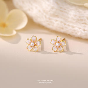 Boucles d'oreilles clous camélia en argent sterling S925, style doux et frais, bijoux polyvalents de luxe léger pour femmes, vente en gros - Product Image 1