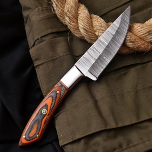 Couteau de chasse professionnel en acier Damas à lame fixe, avec poignée confortable, finition de surface personnalisée et personnalisation sur mesure - Product Image 4