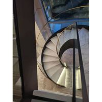 Vente en gros d'escaliers modernes de luxe en colimaçon en verre incurvé en bois massif avec acier et aluminium pour une utilisation intérieure dans les villas et les hôtels