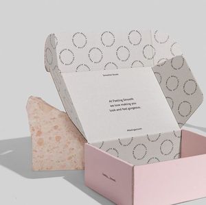 Hot Bán Tùy Chỉnh Màu Hồng Màu Đỏ Kraft Bưu Phẩm Vận Chuyển Hộp Với Lá Vàng In Giấy Mỹ Phẩm Thiết Lập Bao Bì Cho Thương Mại Điện Tử Sử Dụng - Product Image 5