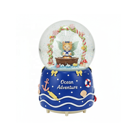 Nouveau design Mini chat boule à neige en verre résine artisanat personnalisé océan thème Base Animal Statue boule de neige décor à la maison mignon cadeau pour fille