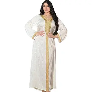 Groothandel White Satin Gestreepte Jacquard Maxi Jurk Vrouwen Elegante V-hals Gouden Tape Trim Dubai Arabische Moslim Abaya Marokkaanse Kaftan