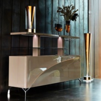 Buffet moderne brillant avec éclairage LED et design incurvé, meuble de rangement taupe avec pieds métalliques pour salon
