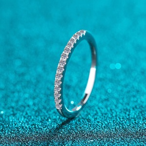 Bague en or pur 14 carats avec diamant moissanite brisé de 0,2 carat et rangée de diamants pour femme, design unique et luxueux - Product Image 3