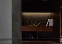 Armoire de classement exécutive avec portes en bois foncé, étagères ouvertes et tiroirs pour le rangement commercial des bureaux