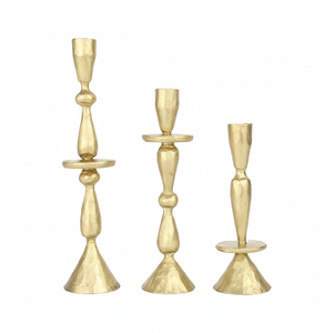 Candelabros de metal dorado de estilo antiguo con detalles barrocos ideales para diseños de interiores góticos o de temática Victoriana - Product Image 1