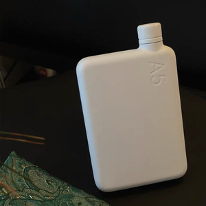 Odm Độc Đáo Phẳng Chai Nước A7 A5 A6 Mỏng Tinh Tế Màu Đen Trắng Xách Tay Vuông Nước Bằng Thép Không Gỉ Chai Cho Cuộc Sống Hiện Đại - Product Image 1