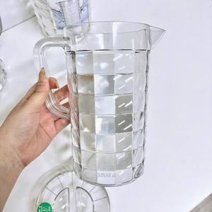 Carafe à eau en plastique transparent HALO avec poignée et bec verseur, carafe texturée pour boissons, idéale pour la maison, la cuisine, les restaurants, les hôtels et les salles à manger - Product Image 1