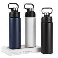 Bouteille d'eau isotherme en acier inoxydable de style sport américain de 720 ml avec poignée, couvercle rotatif et gravure numérique, idéale pour les voyages