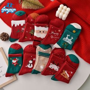 Vente en gros de <span class=keywords><strong>chaussettes</strong></span> de sport de Noël tricotées rouges mi-longues d'automne et d'hiver <span class=keywords><strong>Chaussettes</strong></span> de fête avec motifs personnalisés sur le bas du corps - Product Image 1
