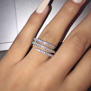 Anello da Donna con Tripla Fascia e Zirconi Scintillanti, Elegante Gioiello Regolabile in Lega, Stile Moderno per Regalo - Product Image 2
